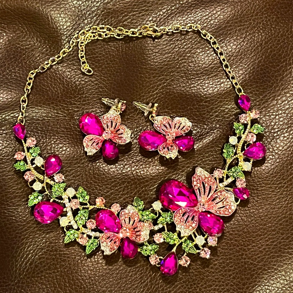 Necklace and earring set